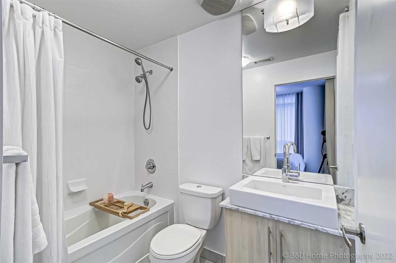 Prime Location - Stunning 2-Bdrm Condo Торонто Екстер'єр фото